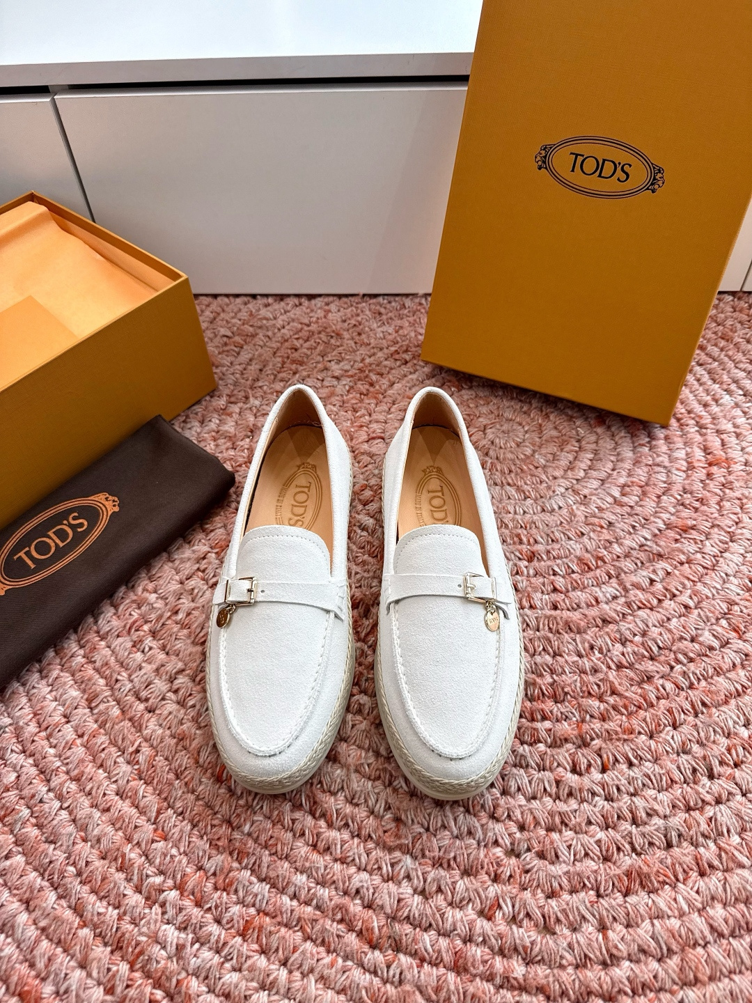 Counterfeit Tod's Shoes front view visual reference