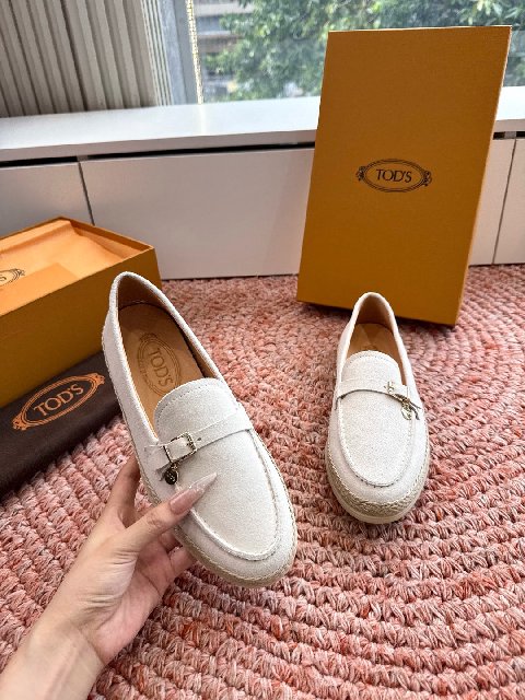 Counterfeit Tod's Shoes back view visual reference