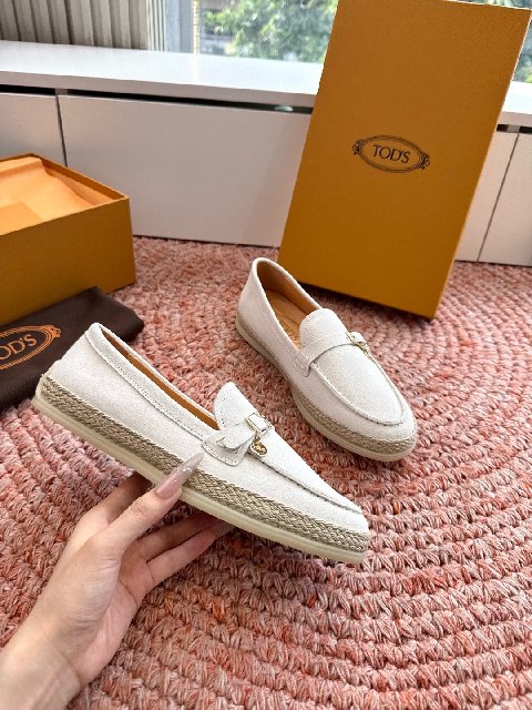 Counterfeit Tod's Shoes detail view visual reference