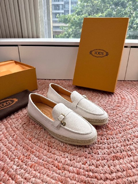 Counterfeit Tod's Shoes detail view visual reference