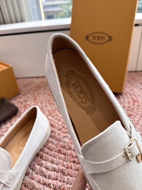 Counterfeit Tod's Shoes detail view visual reference