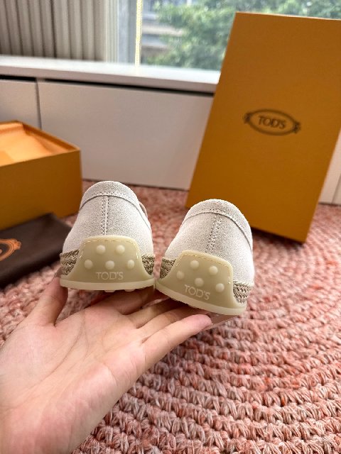 Counterfeit Tod's Shoes detail view visual reference