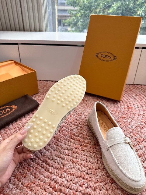Counterfeit Tod's Shoes detail view visual reference