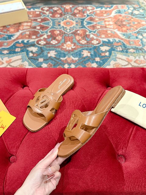 Counterfeit Louis Vuitton Shoes back view visual reference