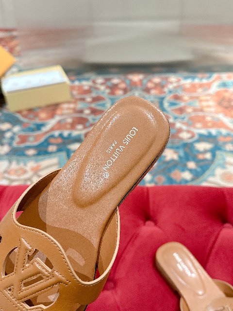 Counterfeit Louis Vuitton Shoes detail view visual reference