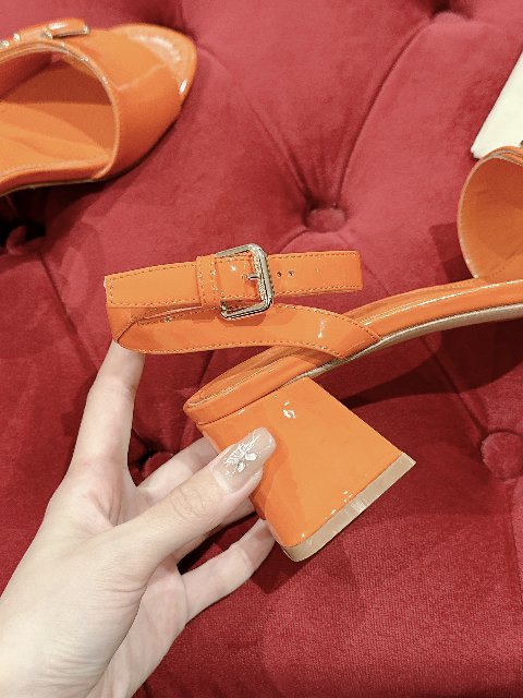 Counterfeit Louis Vuitton Shoes detail view visual reference