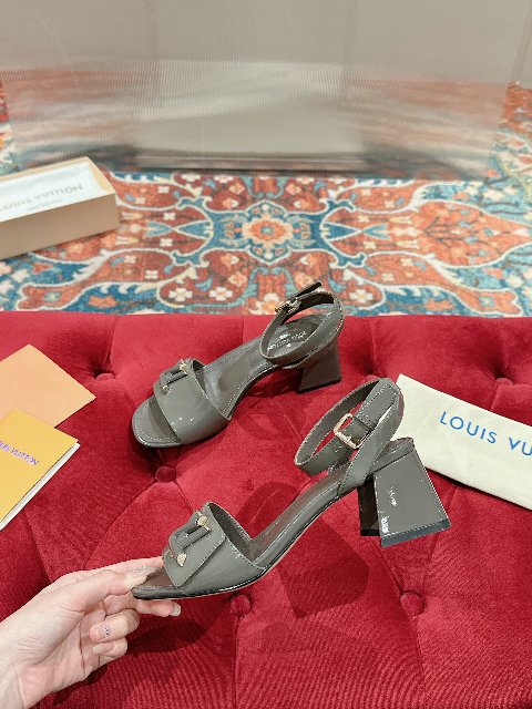 Counterfeit Louis Vuitton Shoes back view visual reference