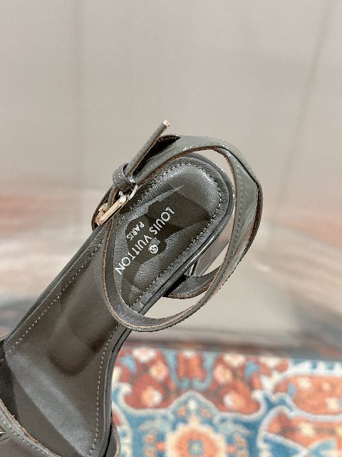 Counterfeit Louis Vuitton Shoes detail view visual reference
