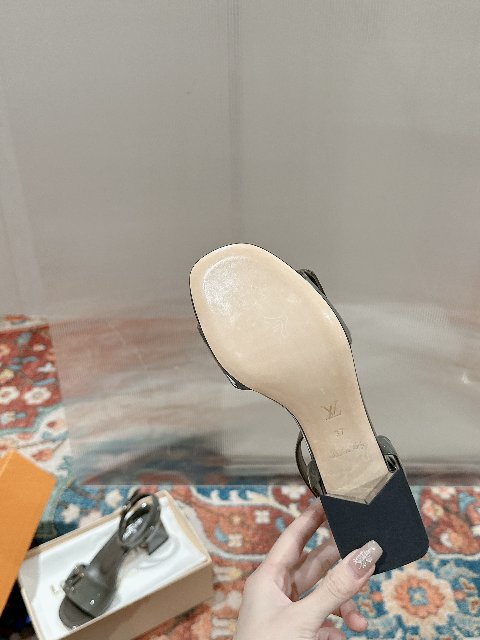 Counterfeit Louis Vuitton Shoes detail view visual reference