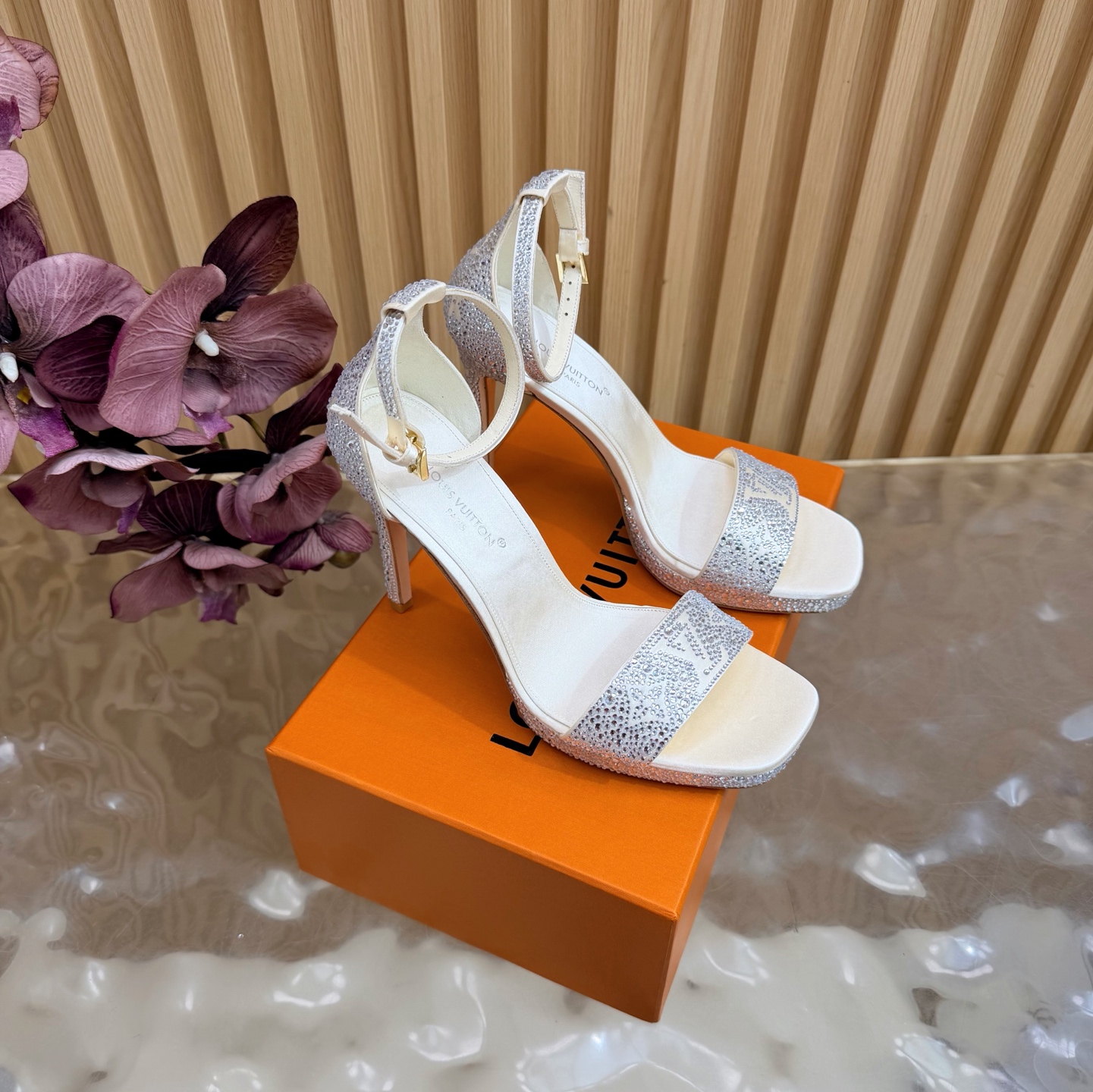 Counterfeit Louis Vuitton Shoes front view visual reference