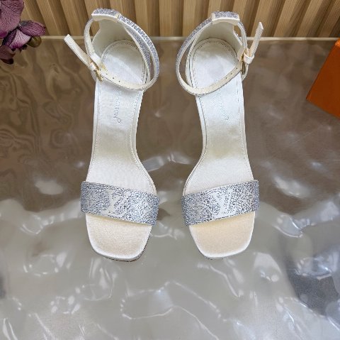 Counterfeit Louis Vuitton Shoes detail view visual reference