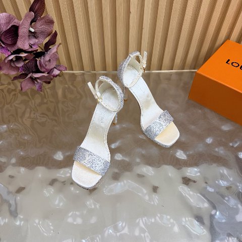 Counterfeit Louis Vuitton Shoes detail view visual reference