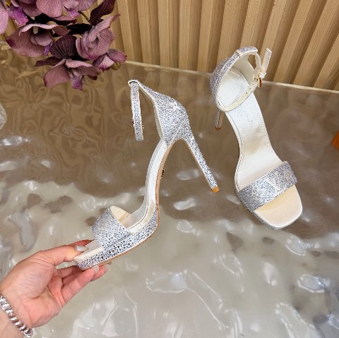 Counterfeit Louis Vuitton Shoes detail view visual reference