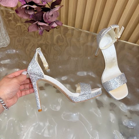 Counterfeit Louis Vuitton Shoes detail view visual reference