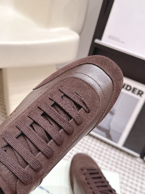 Counterfeit Burberry Knight Runner detail view visual reference