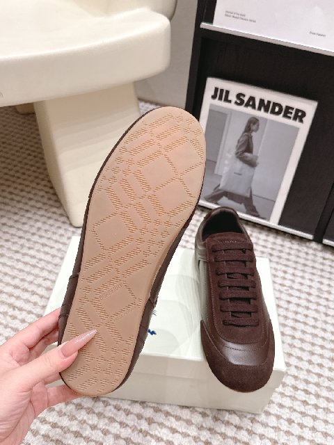 Counterfeit Burberry Knight Runner detail view visual reference