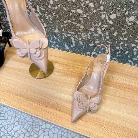 Counterfeit Valentino Shoes detail view visual reference