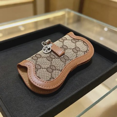 Counterfeit Gucci Anger Forest Keychain detail view visual reference