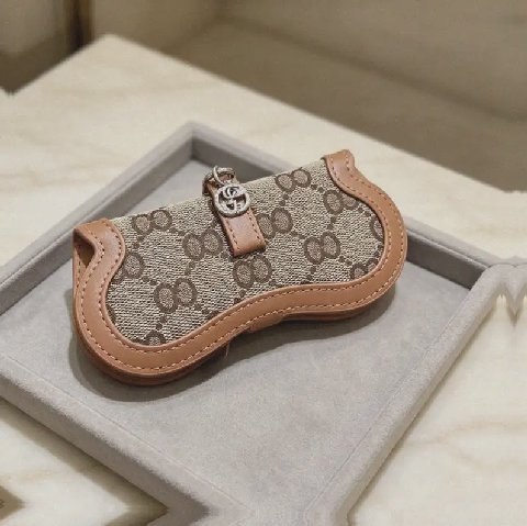 Counterfeit Gucci Anger Forest Keychain detail view visual reference