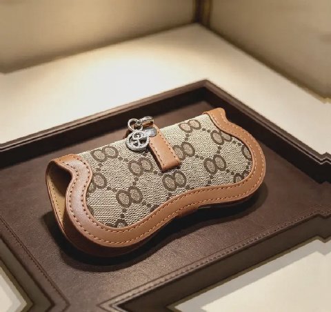 Counterfeit Gucci Anger Forest Keychain detail view visual reference