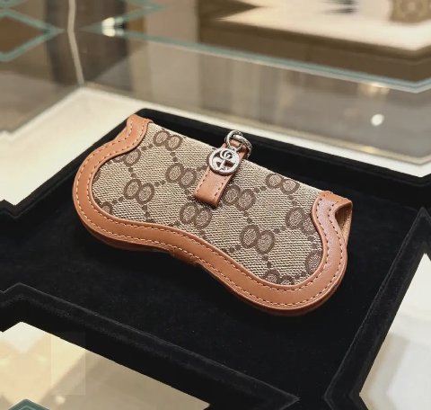 Counterfeit Gucci Anger Forest Keychain detail view visual reference
