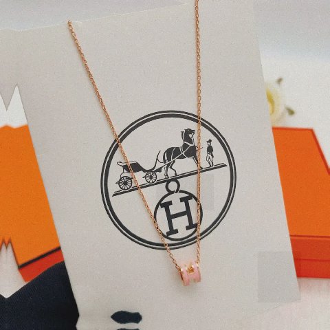 Counterfeit Hermès jewelry front view visual reference