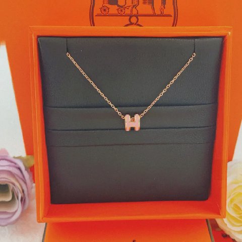 Counterfeit Hermès jewelry detail view visual reference