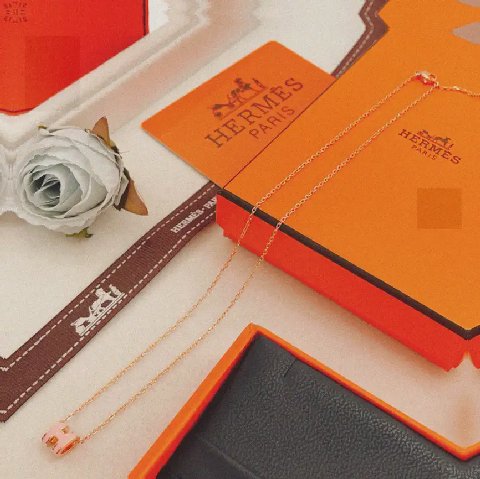 Counterfeit Hermès jewelry back view visual reference