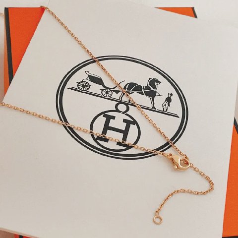 Counterfeit Hermès jewelry detail view visual reference
