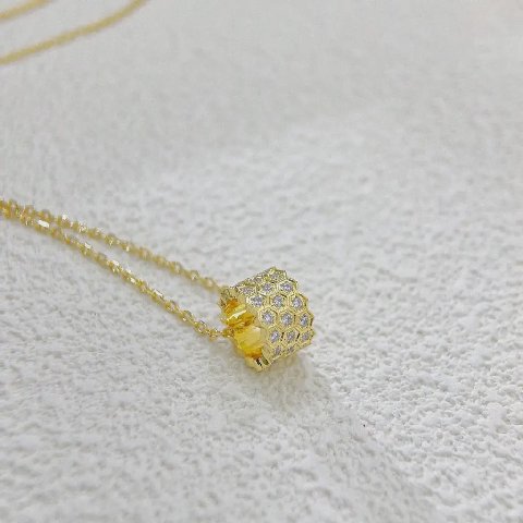 Counterfeit CHAUMET jewelry back view visual reference