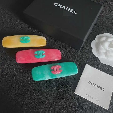 Counterfeit CHANEL accessories detail view visual reference