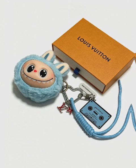 Counterfeit Louis Vuitton Anger Forest Keychain back view visual reference