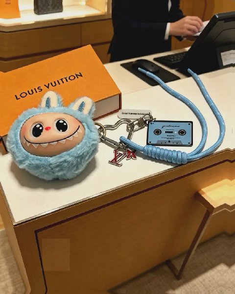 Counterfeit Louis Vuitton Anger Forest Keychain detail view visual reference