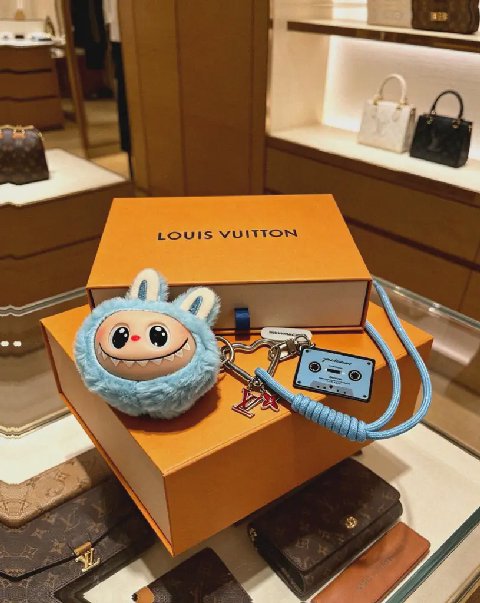 Counterfeit Louis Vuitton Anger Forest Keychain detail view visual reference