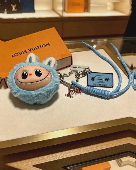 Counterfeit Louis Vuitton Anger Forest Keychain detail view visual reference