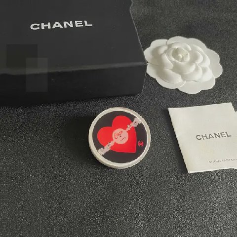 Counterfeit CHANEL jewelry detail view visual reference