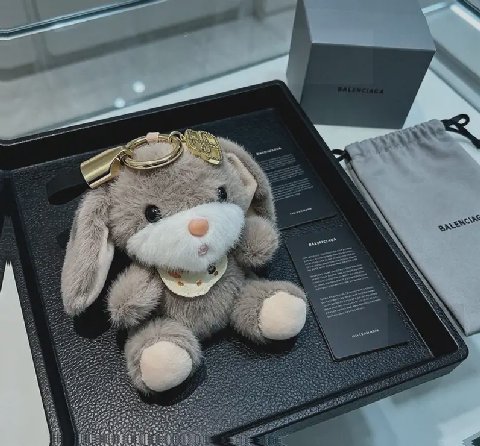 Counterfeit Balenciaga accessories detail view visual reference