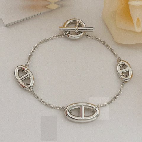 Counterfeit Hermès jewelry front view visual reference
