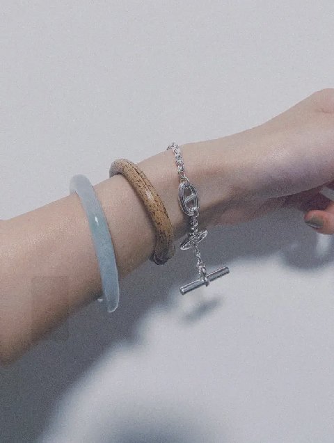 Counterfeit Hermès jewelry back view visual reference