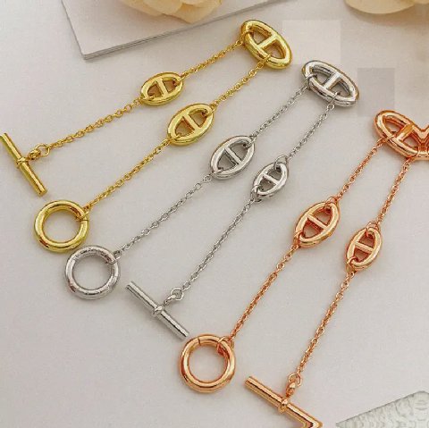 Counterfeit Hermès jewelry detail view visual reference