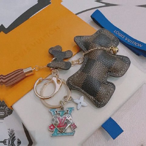 Counterfeit Louis Vuitton Anger Forest Collection back view visual reference