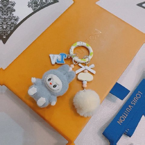 Counterfeit Louis Vuitton Anger Forest Keychain back view visual reference