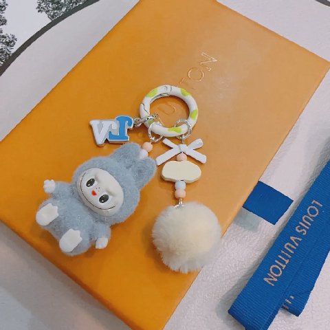 Counterfeit Louis Vuitton Anger Forest Keychain detail view visual reference