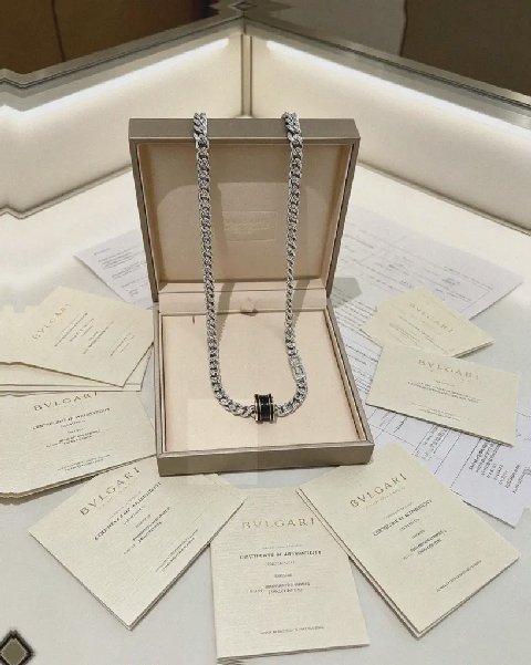 Counterfeit Bulgari DIVAS' DREAM detail view visual reference