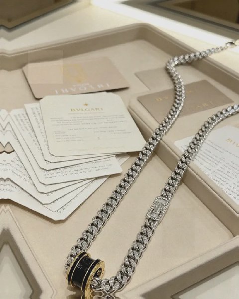 Counterfeit Bulgari DIVAS' DREAM detail view visual reference