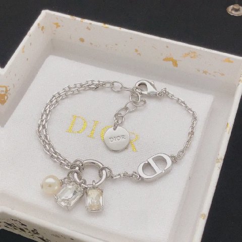Counterfeit jewelry detail view visual reference