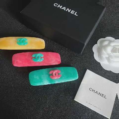 Counterfeit CHANEL accessories detail view visual reference