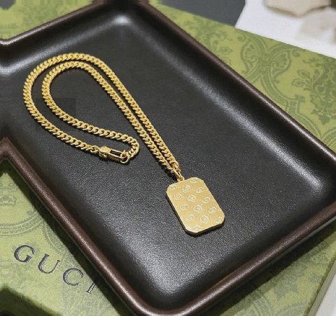 Counterfeit Gucci jewelry front view visual reference