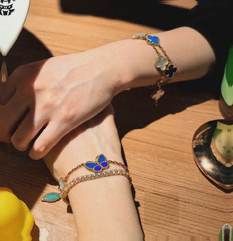 Counterfeit Van Cleef & Arpels jewelry back view visual reference
