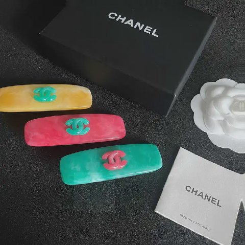 Counterfeit CHANEL accessories detail view visual reference